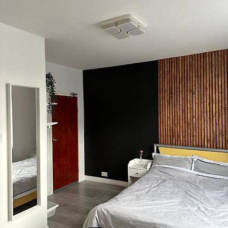 Modern En Suite Bedroom Close To City Centre 리즈 외부 사진