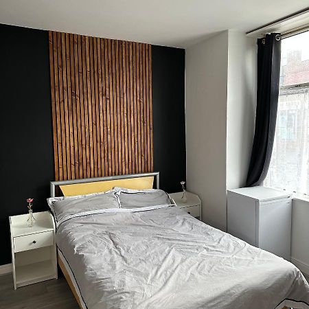 Modern En Suite Bedroom Close To City Centre 리즈 외부 사진