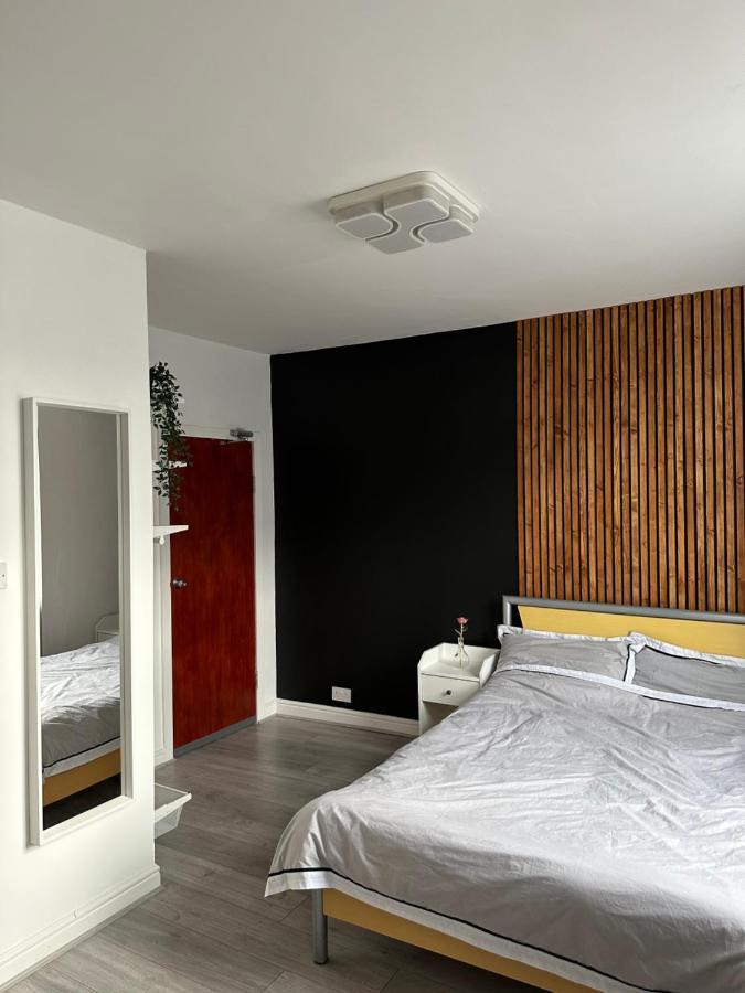 Modern En Suite Bedroom Close To City Centre 리즈 외부 사진