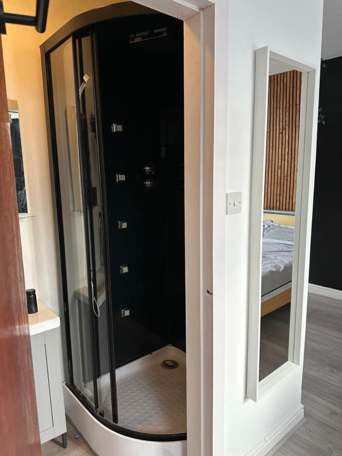 Modern En Suite Bedroom Close To City Centre 리즈 외부 사진