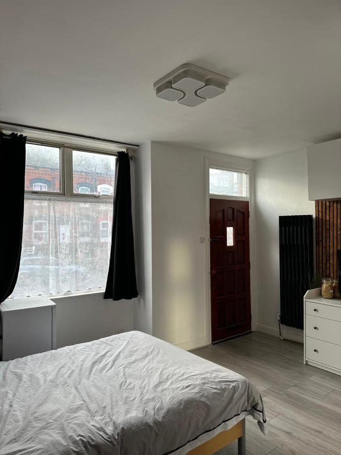 Modern En Suite Bedroom Close To City Centre 리즈 외부 사진