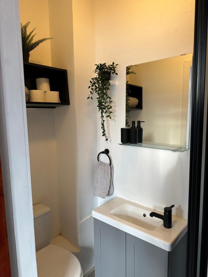 Modern En Suite Bedroom Close To City Centre 리즈 외부 사진