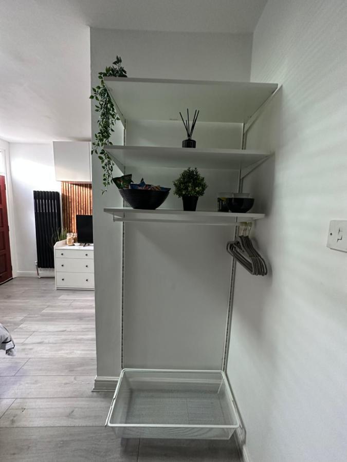 Modern En Suite Bedroom Close To City Centre 리즈 외부 사진